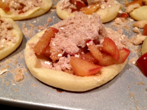 apple pie german pancake bowls struesel topping2
